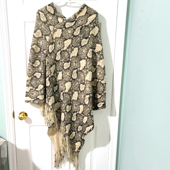 Do Everything In Love Women's Snakeskin Print Fringe Poncho One Size - Picture 2 of 11